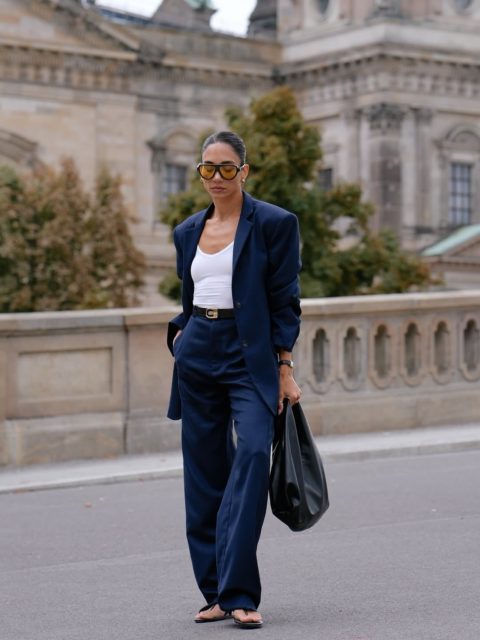Effortless tailoring for city movement.
This @nadiaraptiofficial suit embodies clean layers, relaxed structure, and timeless confidence, a modern uniform for everyday elegance.