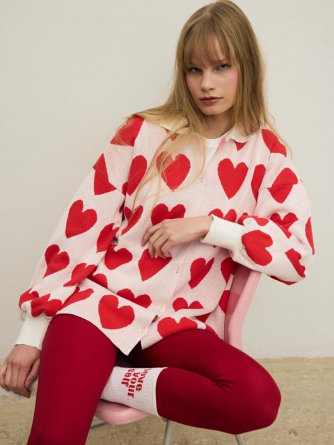 A heart-covered cardigan by @combos.official , drenched in vibrant red.
Bold repetition, playful romance.
A Valentine’s statement made to be seen.