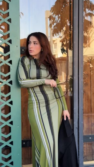 A striped statement by @vassiakostarabrand cut to contour and command.
Olive tones, elongated lines, a silhouette that speaks before you do.
Confident. Defined. Unforgettable.