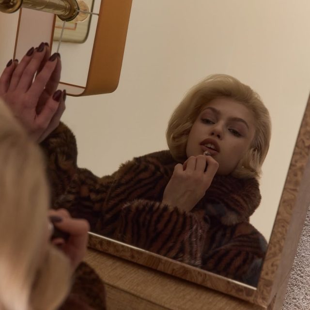 A statement faux-fur jacket by @nadiaraptiofficial in rich tiger tones.
Voluminous texture, commanding silhouette.
Wild glamour, tailored attitude.