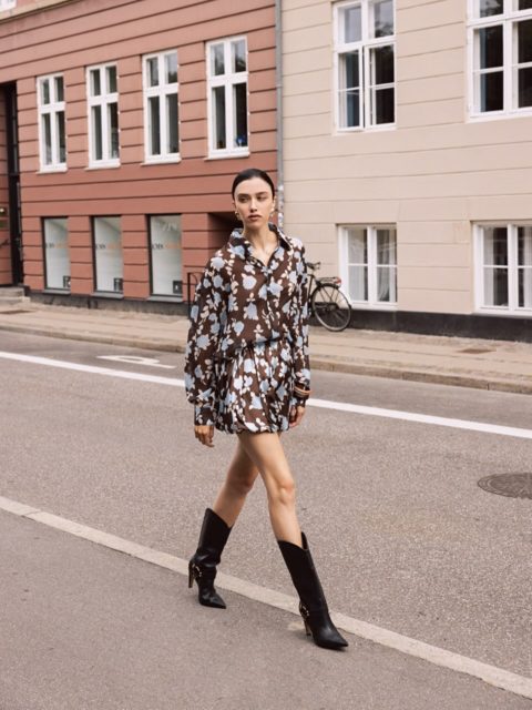 A fluid floral mini by @combos.official , washed in earthy browns and soft blues.
Billowed sleeves, cinched waist, effortless movement.
Romance in print, confidence in every step.