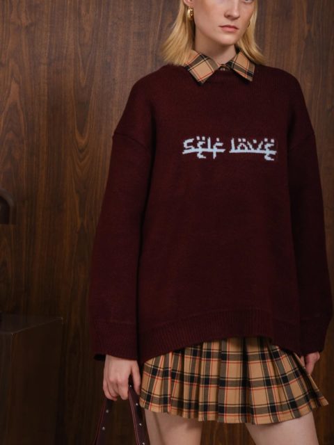 A burgundy knit by @arpyes layered over classic plaid.
Relaxed volume, heritage tones.
Preppy codes with a contemporary twist.